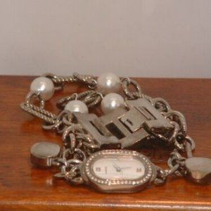 Pre-Owned Women’s Silver Guess G11632L Pearl & Rhinestone Charm Fashion Watch